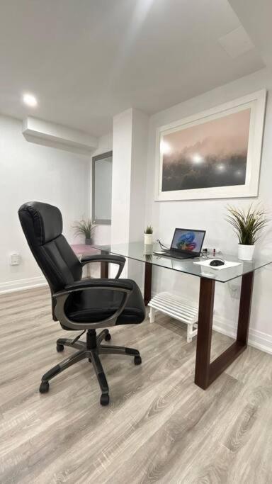 Super Luxury Family Home - 3 Bedrooms, 1 Full Bathroom And 1 Half Washroom With Free Parking, Wifi, Netflix Toronto Exteriér fotografie
