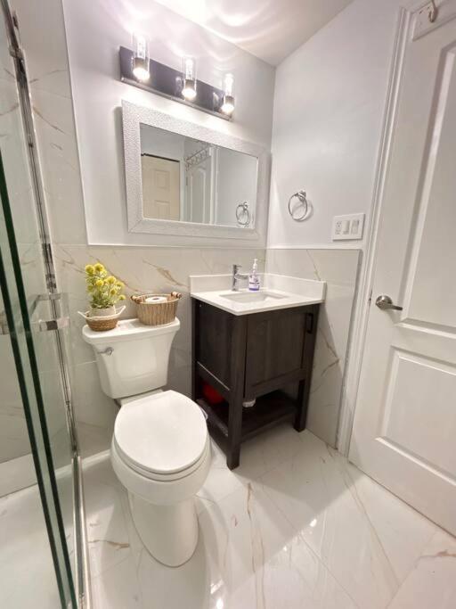 Super Luxury Family Home - 3 Bedrooms, 1 Full Bathroom And 1 Half Washroom With Free Parking, Wifi, Netflix Toronto Exteriér fotografie