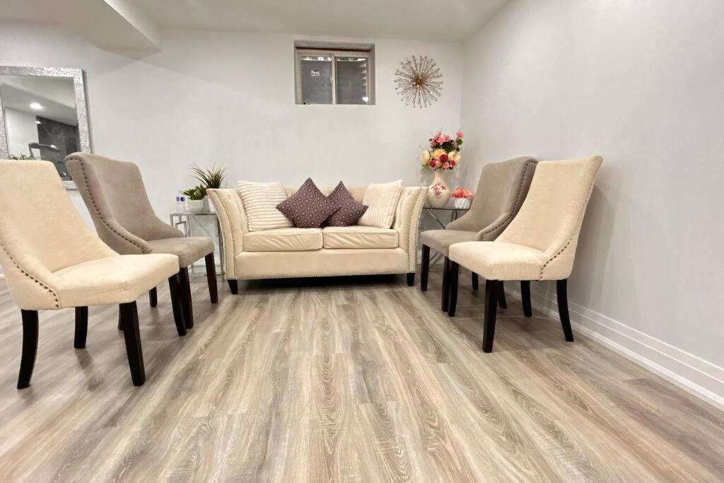 Super Luxury Family Home - 3 Bedrooms, 1 Full Bathroom And 1 Half Washroom With Free Parking, Wifi, Netflix Toronto Exteriér fotografie