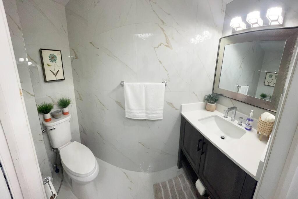 Super Luxury Family Home - 3 Bedrooms, 1 Full Bathroom And 1 Half Washroom With Free Parking, Wifi, Netflix Toronto Exteriér fotografie