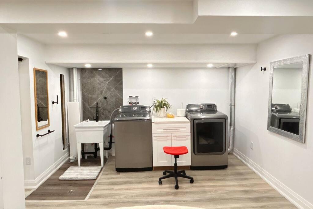 Super Luxury Family Home - 3 Bedrooms, 1 Full Bathroom And 1 Half Washroom With Free Parking, Wifi, Netflix Toronto Exteriér fotografie