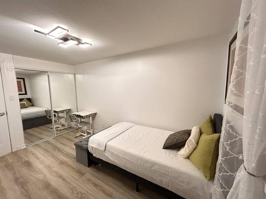 Super Luxury Family Home - 3 Bedrooms, 1 Full Bathroom And 1 Half Washroom With Free Parking, Wifi, Netflix Toronto Exteriér fotografie