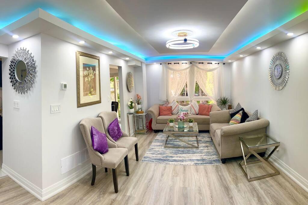 Super Luxury Family Home - 3 Bedrooms, 1 Full Bathroom And 1 Half Washroom With Free Parking, Wifi, Netflix Toronto Exteriér fotografie
