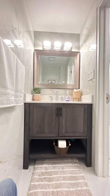 Super Luxury Family Home - 3 Bedrooms, 1 Full Bathroom And 1 Half Washroom With Free Parking, Wifi, Netflix Toronto Exteriér fotografie