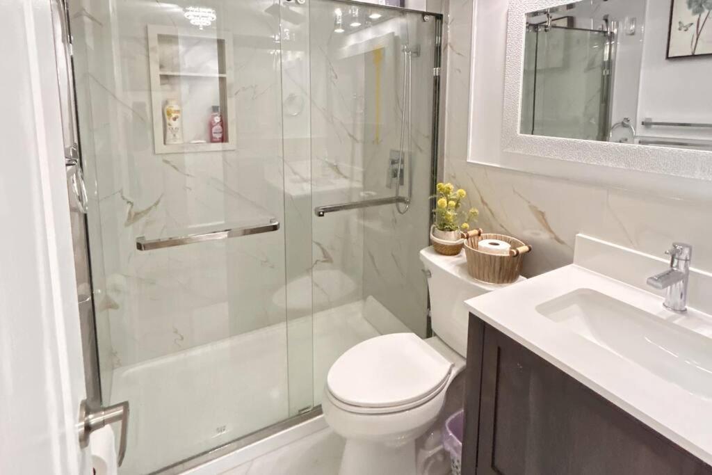 Super Luxury Family Home - 3 Bedrooms, 1 Full Bathroom And 1 Half Washroom With Free Parking, Wifi, Netflix Toronto Exteriér fotografie