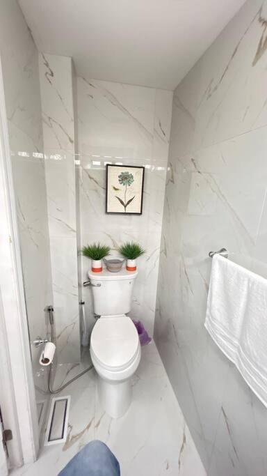 Super Luxury Family Home - 3 Bedrooms, 1 Full Bathroom And 1 Half Washroom With Free Parking, Wifi, Netflix Toronto Exteriér fotografie