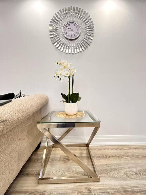 Super Luxury Family Home - 3 Bedrooms, 1 Full Bathroom And 1 Half Washroom With Free Parking, Wifi, Netflix Toronto Exteriér fotografie