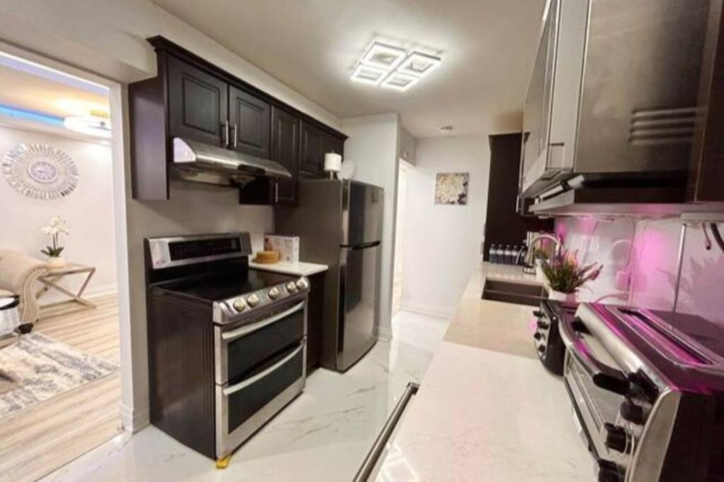 Super Luxury Family Home - 3 Bedrooms, 1 Full Bathroom And 1 Half Washroom With Free Parking, Wifi, Netflix Toronto Exteriér fotografie